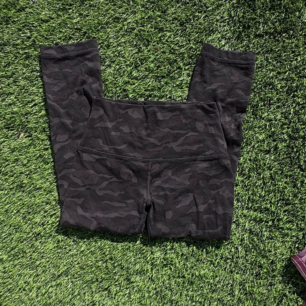 Lululemon black camo leggings size 4